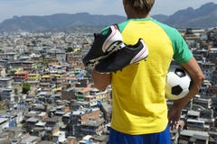 Βραζιλιάνος ποδοσφαιριστής στη σφαίρα Favela ποδοσφαίρου εκμετάλλευσης εξαρτήσεων στοκ εικόνες Βραζιλιάνος ποδοσφαιριστής στη σφαίρα Favela ποδοσφαίρου εκμετάλλευσης εξαρτήσεων στοκ εικόνες