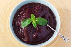 Βραζιλιάνος πολτός Acai επιδορπίων στο μπλε κύπελλο στοκ φωτογραφίες με δικαίωμα ελεύθερης χρήσης Βραζιλιάνος πολτός Acai επιδορπίων στο μπλε κύπελλο στοκ φωτογραφίες με δικαίωμα ελεύθερης χρήσης