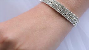 Βραχιόλι Jeweler σε ετοιμότητα νυφών ` s Χέρια νυφών ` s με το δαχτυλίδι γάμος ευτυχής εκλεκτής ποιότητας γάμος ημέρας ζευγών ιμα στοκ εικόνα Βραχιόλι Jeweler σε ετοιμότητα νυφών ` s Χέρια νυφών ` s με το δαχτυλίδι γάμος ευτυχής εκλεκτής ποιότητας γάμος ημέρας ζευγών ιμα στοκ εικόνα