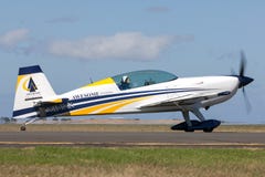 Βρετανικός aerobatic πειραματικός Mark Jefferies που πετά ένα ενιαίο πρόσθετο 330LX aerobatic αεροσκάφος vh-IXN μηχανών στοκ φωτογραφία με δικαίωμα ελεύθερης χρήσης Βρετανικός aerobatic πειραματικός Mark Jefferies που πετά ένα ενιαίο πρόσθετο 330LX aerobatic αεροσκάφος vh-IXN μηχανών στοκ φωτογραφία με δικαίωμα ελεύθερης χρήσης