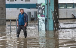 Βροχή και πλημμύρα στο Σηκουάνα στο Παρίσι Βροχή και πλημμύρα στο Σηκουάνα στο Παρίσι
