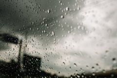 Βροχή στον αυτοκινητόδρομο, δυνατή βροχή στον ανεμοφράκτη, αλεξήνεμο ταυτόχρονα οδηγώντας στον αυτοκινητόδρομο σε ένα αυτοκίνητο, στοκ φωτογραφία με δικαίωμα ελεύθερης χρήσης Βροχή στον αυτοκινητόδρομο, δυνατή βροχή στον ανεμοφράκτη, αλεξήνεμο ταυτόχρονα οδηγώντας στον αυτοκινητόδρομο σε ένα αυτοκίνητο, στοκ φωτογραφία με δικαίωμα ελεύθερης χρήσης