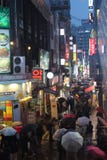 Βροχερό βράδυ σε Myeongdong (Σεούλ, Νότια Κορέα) στοκ φωτογραφία Βροχερό βράδυ σε Myeongdong (Σεούλ, Νότια Κορέα) στοκ φωτογραφία