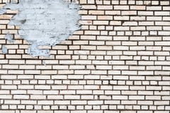 Βρώμικο αστικό υπόβαθρο ενός τουβλότοιχος με έναν παλαιό έξω κερματοδέκτη υπηρεσιών σε το στοκ φωτογραφία Βρώμικο αστικό υπόβαθρο ενός τουβλότοιχος με έναν παλαιό έξω κερματοδέκτη υπηρεσιών σε το στοκ φωτογραφία