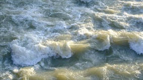 Βρώμικο νερό στην πόλη Βρώμικο νερό στην πόλη