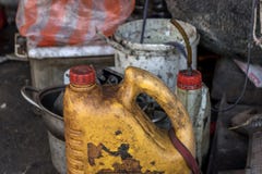 Βρώμικο παλαιό ελαιοδοχείο μπουκαλιών diesel στο λιπαρό γκαράζ - καμία ετικέτα στοκ φωτογραφίες Βρώμικο παλαιό ελαιοδοχείο μπουκαλιών diesel στο λιπαρό γκαράζ - καμία ετικέτα στοκ φωτογραφίες