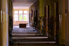 Βρώμικος διάδρομος σε ένα εγκαταλειμμένο κτήριο με το φως που προέρχεται από τα δωμάτια στο δικαίωμα στοκ φωτογραφίες με δικαίωμα ελεύθερης χρήσης Βρώμικος διάδρομος σε ένα εγκαταλειμμένο κτήριο με το φως που προέρχεται από τα δωμάτια στο δικαίωμα στοκ φωτογραφίες με δικαίωμα ελεύθερης χρήσης