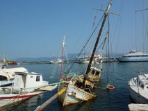 Βυθισμένο γιοτ Πνιμμένα όνειρα Το γιοτ είναι στο λιμένα Νησί της Κέρκυρας Ελλάδα Θάλασσα Καλοκαίρι μπλε ουρανός στοκ φωτογραφία με δικαίωμα ελεύθερης χρήσης Βυθισμένο γιοτ Πνιμμένα όνειρα Το γιοτ είναι στο λιμένα Νησί της Κέρκυρας Ελλάδα Θάλασσα Καλοκαίρι μπλε ουρανός στοκ φωτογραφία με δικαίωμα ελεύθερης χρήσης