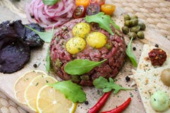 Βόειο κρέας tartare με τα αυγά ορτυκιών, τις κάπαρες και τα διάφορα ορεκτικά στοκ φωτογραφία με δικαίωμα ελεύθερης χρήσης Βόειο κρέας tartare με τα αυγά ορτυκιών, τις κάπαρες και τα διάφορα ορεκτικά στοκ φωτογραφία με δικαίωμα ελεύθερης χρήσης