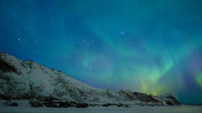 Βόρεια φω'τα, πολική φως ή αυγή Borealis στο νυχτερινό ουρανό πέρα από τα νησιά Lofoten φιλμ μικρού μήκους Βόρεια φω'τα, πολική φως ή αυγή Borealis στο νυχτερινό ουρανό πέρα από τα νησιά Lofoten φιλμ μικρού μήκους