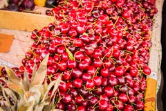 Γλυκά κεράσια στο μετρητή στοκ φωτογραφία με δικαίωμα ελεύθερης χρήσης Γλυκά κεράσια στο μετρητή στοκ φωτογραφία με δικαίωμα ελεύθερης χρήσης