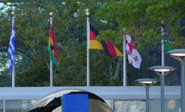 Γλυπτό πολιτικής της μη βίας στην έδρα Ηνωμένων Εθνών στη Νέα Υόρκη στοκ φωτογραφία Γλυπτό πολιτικής της μη βίας στην έδρα Ηνωμένων Εθνών στη Νέα Υόρκη στοκ φωτογραφία