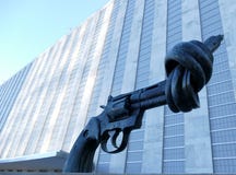 Γλυπτό πολιτικής της μη βίας στην έδρα Ηνωμένων Εθνών στη Νέα Υόρκη 357 γλυπτό χαλκού περίστροφων φιαλών δύο λίτρων από το σουηδι στοκ εικόνες με δικαίωμα ελεύθερης χρήσης Γλυπτό πολιτικής της μη βίας στην έδρα Ηνωμένων Εθνών στη Νέα Υόρκη 357 γλυπτό χαλκού περίστροφων φιαλών δύο λίτρων από το σουηδι στοκ εικόνες με δικαίωμα ελεύθερης χρήσης