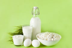 Γάλα σε ένα creme μπουκαλιών ξινό τυρί εξοχικών σπιτιών αυγών και ένα ποτ στοκ φωτογραφία με δικαίωμα ελεύθερης χρήσης Γάλα σε ένα creme μπουκαλιών ξινό τυρί εξοχικών σπιτιών αυγών και ένα ποτ στοκ φωτογραφία με δικαίωμα ελεύθερης χρήσης