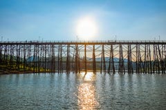 Γέφυρα Mon σκιαγραφιών στο tha kanchanaburi περιοχής Sangkhla Buri στοκ εικόνες με δικαίωμα ελεύθερης χρήσης Γέφυρα Mon σκιαγραφιών στο tha kanchanaburi περιοχής Sangkhla Buri στοκ εικόνες με δικαίωμα ελεύθερης χρήσης