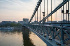 Γέφυρα Szechenyi στη Βουδαπέστη Ουγγαρία Όμορφος ποταμός Δούναβη δεμένη όψη σκαφών λιμένων νύχτας στοκ φωτογραφία με δικαίωμα ελεύθερης χρήσης Γέφυρα Szechenyi στη Βουδαπέστη Ουγγαρία Όμορφος ποταμός Δούναβη δεμένη όψη σκαφών λιμένων νύχτας στοκ φωτογραφία με δικαίωμα ελεύθερης χρήσης