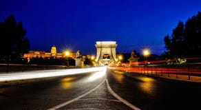 Γέφυρα αλυσίδων τή νύχτα, Βουδαπέστη Στοκ εικόνα με δικαίωμα ελεύθερης χρήσης Γέφυρα αλυσίδων τή νύχτα, Βουδαπέστη Στοκ εικόνα με δικαίωμα ελεύθερης χρήσης
