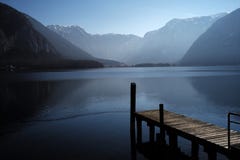 Γέφυρα μέσα στη λίμνη hallstatt στοκ φωτογραφίες Γέφυρα μέσα στη λίμνη hallstatt στοκ φωτογραφίες