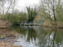 Γέφυρα πέρα από τον ποταμό Colne σε Rickmansworth Aquadrome στοκ εικόνες Γέφυρα πέρα από τον ποταμό Colne σε Rickmansworth Aquadrome στοκ εικόνες
