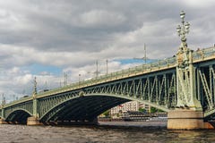 Γέφυρα τριάδας πέρα από το Neva, Αγία Πετρούπολη στοκ φωτογραφίες με δικαίωμα ελεύθερης χρήσης Γέφυρα τριάδας πέρα από το Neva, Αγία Πετρούπολη στοκ φωτογραφίες με δικαίωμα ελεύθερης χρήσης