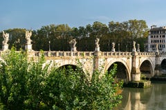 Γέφυρα των αγγέλων Ponte Sant “Angelo μια διάσημη ρωμαϊκή για τους πεζούς γέφυρα στο Adriano Park στη πόλη του Βατικανού, Ρώμη στοκ εικόνες Γέφυρα των αγγέλων Ponte Sant “Angelo μια διάσημη ρωμαϊκή για τους πεζούς γέφυρα στο Adriano Park στη πόλη του Βατικανού, Ρώμη στοκ εικόνες
