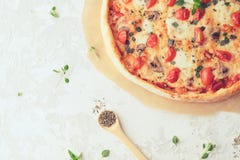 Γίνοντη πίτσα της Margherita κατ' οίκον με τα μανιτάρια Τοπ άποψη σχετικά με τον άσπρο πίνακα στοκ φωτογραφίες με δικαίωμα ελεύθερης χρήσης Γίνοντη πίτσα της Margherita κατ' οίκον με τα μανιτάρια Τοπ άποψη σχετικά με τον άσπρο πίνακα στοκ φωτογραφίες με δικαίωμα ελεύθερης χρήσης