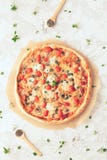 Γίνοντη πίτσα της Margherita κατ' οίκον με τα μανιτάρια Τοπ άποψη σχετικά με τον άσπρο πίνακα στοκ φωτογραφία με δικαίωμα ελεύθερης χρήσης Γίνοντη πίτσα της Margherita κατ' οίκον με τα μανιτάρια Τοπ άποψη σχετικά με τον άσπρο πίνακα στοκ φωτογραφία με δικαίωμα ελεύθερης χρήσης