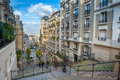 Γαλλία Παρίσι Οδοί Montmartre το ηλιόλουστο απόγευμα φθινοπώρου στοκ φωτογραφία Γαλλία Παρίσι Οδοί Montmartre το ηλιόλουστο απόγευμα φθινοπώρου στοκ φωτογραφία