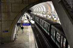 Γαλλία Παρίσι Τον Αύγουστο του 2018 Το τεράστιο δίκτυο υπογείων τρέχει κάτω από τα κύρια συσσωρευμένα μνημεία Σταθμός της Notre D στοκ εικόνα με δικαίωμα ελεύθερης χρήσης Γαλλία Παρίσι Τον Αύγουστο του 2018 Το τεράστιο δίκτυο υπογείων τρέχει κάτω από τα κύρια συσσωρευμένα μνημεία Σταθμός της Notre D στοκ εικόνα με δικαίωμα ελεύθερης χρήσης
