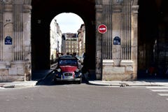 Γαλλία Παρίσι Τρεξίματα πολύ παλαιά της Citroen 2CV αυτοκινήτων στο παλαιότερο τετράγωνο της πόλης, Place des Vosges στοκ φωτογραφία με δικαίωμα ελεύθερης χρήσης Γαλλία Παρίσι Τρεξίματα πολύ παλαιά της Citroen 2CV αυτοκινήτων στο παλαιότερο τετράγωνο της πόλης, Place des Vosges στοκ φωτογραφία με δικαίωμα ελεύθερης χρήσης