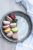 Γαλλικά macarons των διαφορετικών χρωμάτων που εξυπηρετούνται σε ένα μεταλλικό ασημένιο πιάτο στοκ εικόνες Γαλλικά macarons των διαφορετικών χρωμάτων που εξυπηρετούνται σε ένα μεταλλικό ασημένιο πιάτο στοκ εικόνες