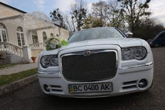 Γαμήλιο αυτοκίνητο διακόσμησε υπαίθρια τον άσπρο ευρυγώνιο φακό crisler στοκ εικόνα με δικαίωμα ελεύθερης χρήσης Γαμήλιο αυτοκίνητο διακόσμησε υπαίθρια τον άσπρο ευρυγώνιο φακό crisler στοκ εικόνα με δικαίωμα ελεύθερης χρήσης