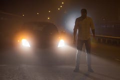 Γεγονός στο δρόμο Άγνωστες στάσεις προσώπων στη μέση στοκ εικόνες Γεγονός στο δρόμο Άγνωστες στάσεις προσώπων στη μέση στοκ εικόνες