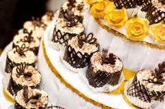 Γενέθλια cupcakes με τα λουλούδια σοκολάτας για την υποδοχή Κομμάτων στοκ εικόνες Γενέθλια cupcakes με τα λουλούδια σοκολάτας για την υποδοχή Κομμάτων στοκ εικόνες