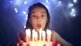 Γενέθλια του μικρού κοριτσιού εκρήγνυται τα κεριά στο κέικ κίνηση αργή Γενέθλια του μικρού κοριτσιού εκρήγνυται τα κεριά στο κέικ κίνηση αργή
