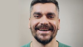 Γενειοφόρο άτομο στην καλή διάθεση που γελά εγκάρδια, κινηματογράφηση σε πρώτο πλάνο προσώπου, θετικές συγκινήσεις φιλμ μικρού μήκους Γενειοφόρο άτομο στην καλή διάθεση που γελά εγκάρδια, κινηματογράφηση σε πρώτο πλάνο προσώπου, θετικές συγκινήσεις φιλμ μικρού μήκους