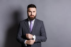 Γενειοφόρο άτομο στο διάστημα αντιγράφων μανικιών ρύθμισης κοστουμιών Στοκ Εικόνες Γενειοφόρο άτομο στο διάστημα αντιγράφων μανικιών ρύθμισης κοστουμιών Στοκ Εικόνες