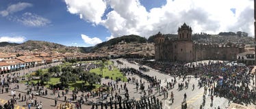 Γενική άποψη του κύριου plaza του Cusco με το πλήθος στοκ φωτογραφίες με δικαίωμα ελεύθερης χρήσης Γενική άποψη του κύριου plaza του Cusco με το πλήθος στοκ φωτογραφίες με δικαίωμα ελεύθερης χρήσης