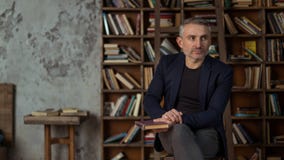 Γενναία 45 χρονών άτομα με την γκρίζες τρίχα και τη γενειάδα στοκ εικόνες Γενναία 45 χρονών άτομα με την γκρίζες τρίχα και τη γενειάδα στοκ εικόνες