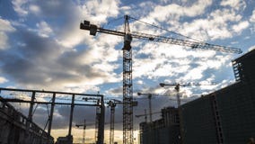 Γερανοί που λειτουργούν στην κατασκευή της κατοικήσιμης περιοχής στη ζώνη former industrial φιλμ μικρού μήκους Γερανοί που λειτουργούν στην κατασκευή της κατοικήσιμης περιοχής στη ζώνη former industrial φιλμ μικρού μήκους