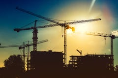 Γερανοί πύργων στο βιομηχανικό εργοτάξιο οικοδομής Νέα ανάπτυξη περιοχής και κτίσιμο ουρανοξυστών Γερανοί πύργων στο βιομηχανικό εργοτάξιο οικοδομής Νέα ανάπτυξη περιοχής και κτίσιμο ουρανοξυστών