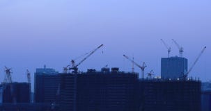 Γερανοί στο κτήριο στην κατώτερη οικοδόμηση σε Ariake Τόκιο στο σούρουπο απόθεμα βίντεο Γερανοί στο κτήριο στην κατώτερη οικοδόμηση σε Ariake Τόκιο στο σούρουπο απόθεμα βίντεο