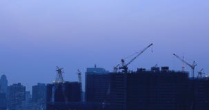 Γερανοί στο κτήριο στην κατώτερη οικοδόμηση σε Ariake Τόκιο στο σούρουπο φιλμ μικρού μήκους Γερανοί στο κτήριο στην κατώτερη οικοδόμηση σε Ariake Τόκιο στο σούρουπο φιλμ μικρού μήκους