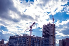 Γερανός κατασκευής σε ένα εργοτάξιο ενάντια στο μπλε ουρανό backgroun στοκ φωτογραφίες με δικαίωμα ελεύθερης χρήσης Γερανός κατασκευής σε ένα εργοτάξιο ενάντια στο μπλε ουρανό backgroun στοκ φωτογραφίες με δικαίωμα ελεύθερης χρήσης