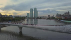 Για τους πεζούς γέφυρα υπό μορφή ψαριών πέρα από τον ποταμό Esil, Astana απόθεμα βίντεο Για τους πεζούς γέφυρα υπό μορφή ψαριών πέρα από τον ποταμό Esil, Astana απόθεμα βίντεο