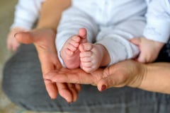 Γιαγιά με το εγγόνι μωρών της στοκ φωτογραφία με δικαίωμα ελεύθερης χρήσης Γιαγιά με το εγγόνι μωρών της στοκ φωτογραφία με δικαίωμα ελεύθερης χρήσης