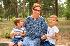 Γιαγιά με τους εγγονούς E Multi-generation οικογένεια Προσχολικός τρόπος ζωής Χαμογελώντας αγόρια με στοκ εικόνες Γιαγιά με τους εγγονούς E Multi-generation οικογένεια Προσχολικός τρόπος ζωής Χαμογελώντας αγόρια με στοκ εικόνες