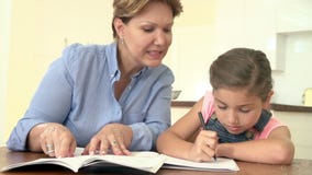 Γιαγιά που βοηθά την εγγονή με την εργασία απόθεμα βίντεο Γιαγιά που βοηθά την εγγονή με την εργασία απόθεμα βίντεο