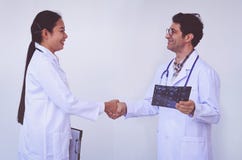 Γιατροί που κρατούν μια περιοχή αποκομμάτων με τη συνταγή, ομαδική εργασία έννοιας στοκ εικόνα Γιατροί που κρατούν μια περιοχή αποκομμάτων με τη συνταγή, ομαδική εργασία έννοιας στοκ εικόνα
