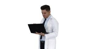 Γιατρός Cheerfull με το lap-top που γελά μετά από να δώσει ένα σοβαρό βλέμμα στη κάμερα στο άσπρο υπόβαθρο απόθεμα βίντεο Γιατρός Cheerfull με το lap-top που γελά μετά από να δώσει ένα σοβαρό βλέμμα στη κάμερα στο άσπρο υπόβαθρο απόθεμα βίντεο